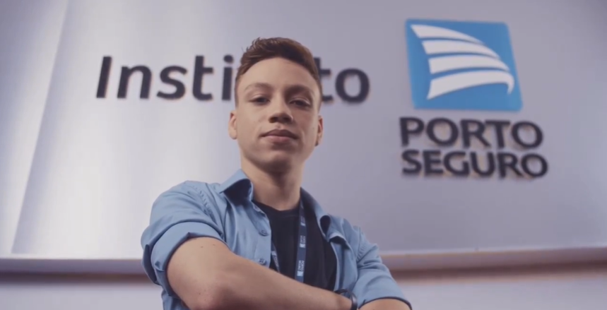 Colaborador da Porto olhando para a câmera